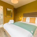 Luxury Eleven Bedroom House Sleeps 23 5-10 Mins Walk From Town Centre Casa vacanze *