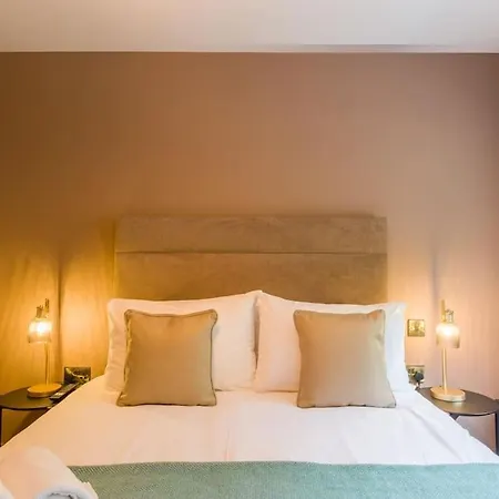 Luxury Eleven Bedroom House Sleeps 23 5-10 Mins Walk From Town Centre Holiday home *
