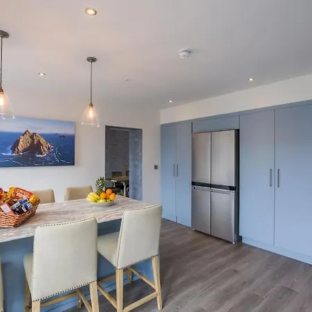 בית נופש Luxury Eleven Bedroom House Sleeps 23 5-10 Mins Walk From Town Centre קיל איירן