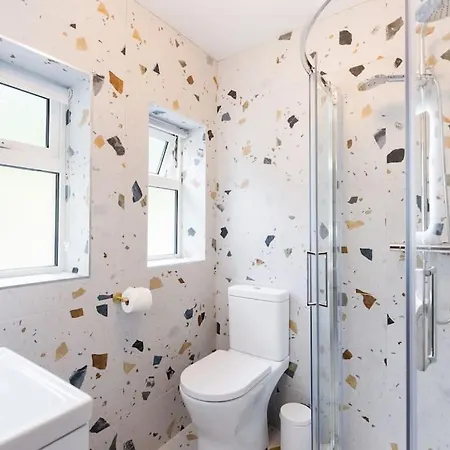 Holiday home Luxury Eleven Bedroom House Sleeps 23 5-10 Mins Walk From Town Centre *