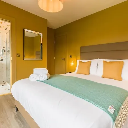 Luxury Eleven Bedroom House Sleeps 23 5-10 Mins Walk From Town Centre Holiday home *
