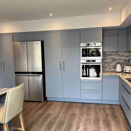 Luxury Eleven Bedroom House Sleeps 23 5-10 Mins Walk From Town Centre בית נופש *