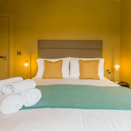 Holiday home Luxury Eleven Bedroom House Sleeps 23 5-10 Mins Walk From Town Centre