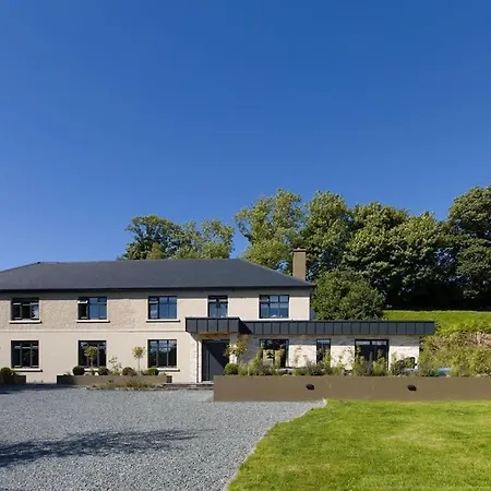 Luxury Eleven Bedroom House Sleeps 23 5-10 Mins Walk From Town Centre