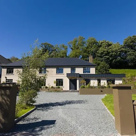 Luxury Eleven Bedroom House Sleeps 23 5-10 Mins Walk From Town Centre *