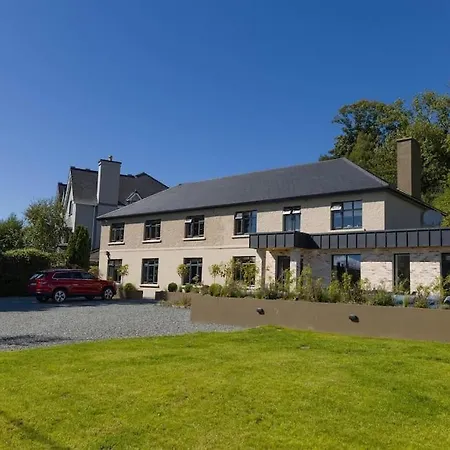 Holiday home Luxury Eleven Bedroom House Sleeps 23 5-10 Mins Walk From Town Centre *
