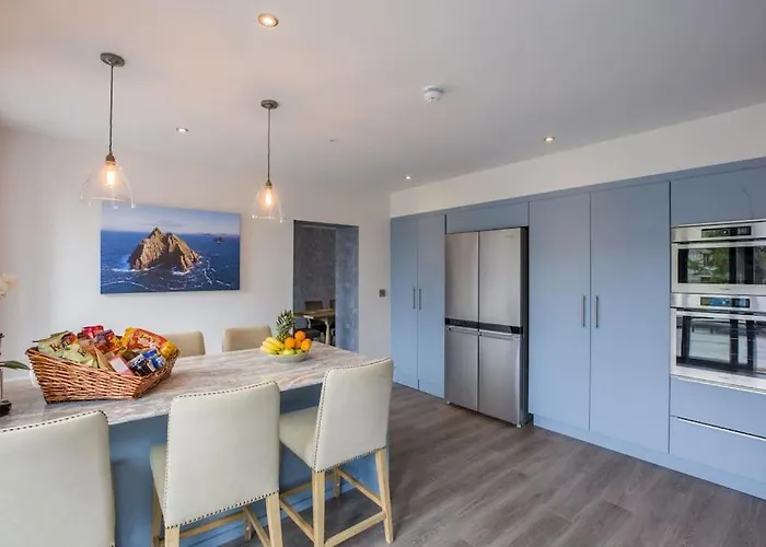 בית נופש Luxury Eleven Bedroom House Sleeps 23 5-10 Mins Walk From Town Centre קיל איירן