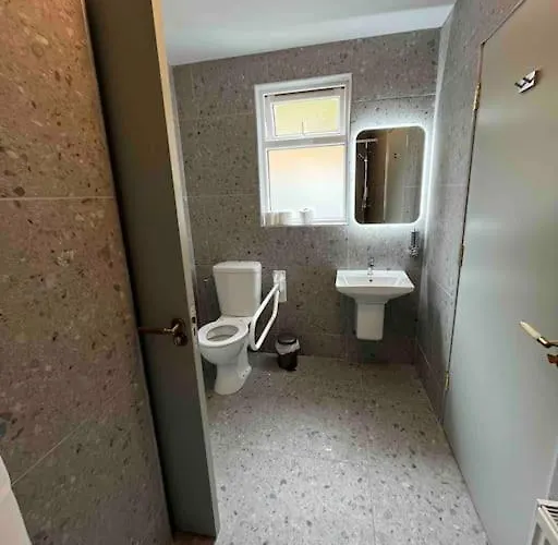 בית נופש Luxury Eleven Bedroom House Sleeps 23 5-10 Mins Walk From Town Centre *