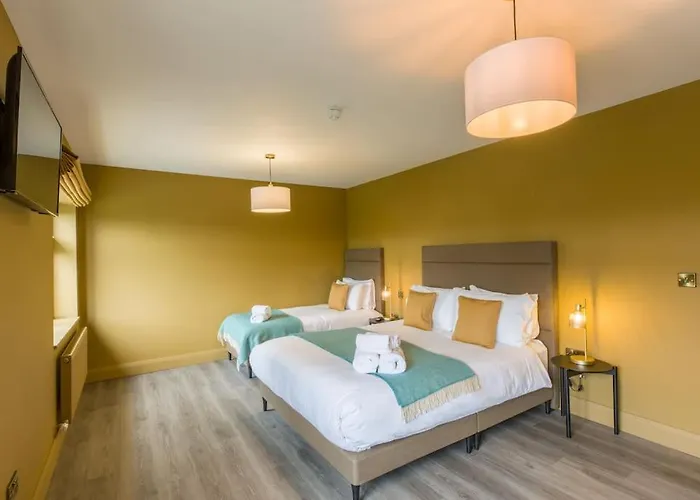 Luxury Eleven Bedroom House Sleeps 23 5-10 Mins Walk From Town Centre בית נופש קיל איירן