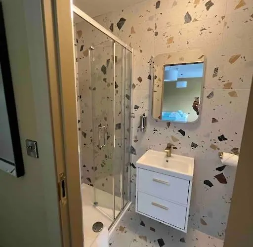 Luxury Eleven Bedroom House Sleeps 23 5-10 Mins Walk From Town Centre בית נופש