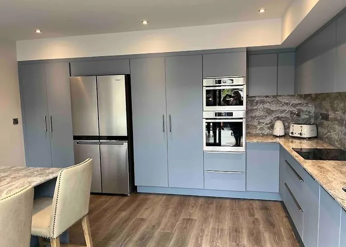 Luxury Eleven Bedroom House Sleeps 23 5-10 Mins Walk From Town Centre בית נופש *