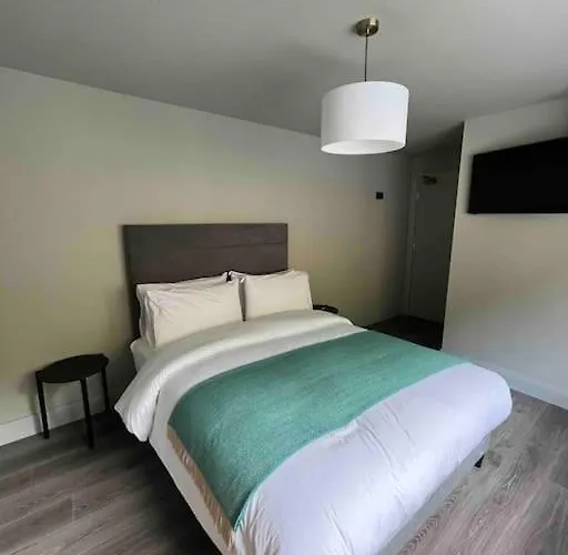 Luxury Eleven Bedroom House Sleeps 23 5-10 Mins Walk From Town Centre בית נופש קיל איירן