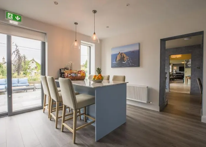 בית נופש Luxury Eleven Bedroom House Sleeps 23 5-10 Mins Walk From Town Centre קיל איירן