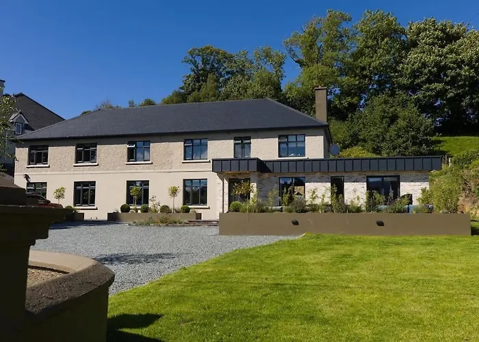 Luxury Eleven Bedroom House Sleeps 23 5-10 Mins Walk From Town Centre *