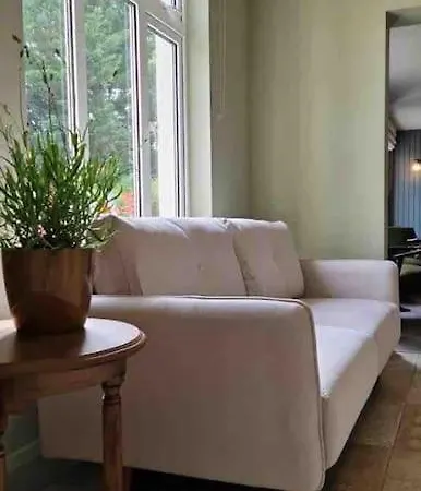 Luxury Eleven Bedroom House Sleeps 23 5-10 Mins Walk From Town Centre Дом отдыха *