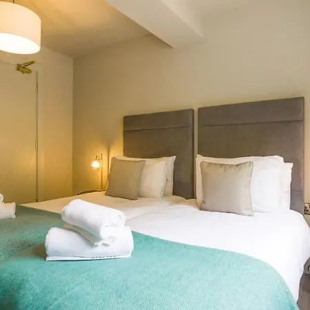 Дом отдыха Luxury Eleven Bedroom House Sleeps 23 5-10 Mins Walk From Town Centre Килларни