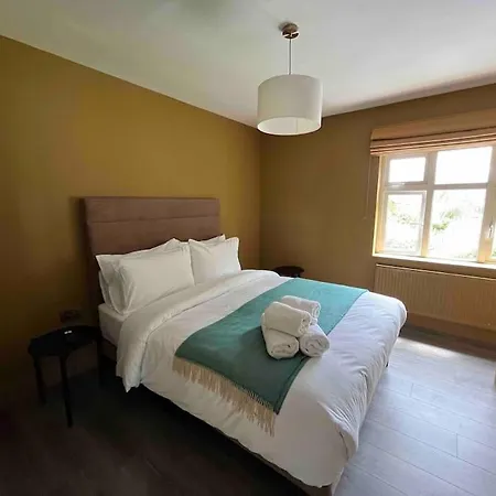Luxury Eleven Bedroom House Sleeps 23 5-10 Mins Walk From Town Centre Hébergement de vacances Killarney