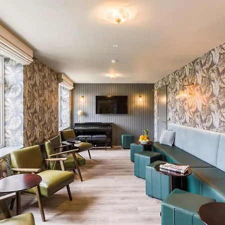 Luxury Eleven Bedroom House Sleeps 23 5-10 Mins Walk From Town Centre Дом отдыха