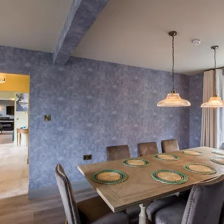 Luxury Eleven Bedroom House Sleeps 23 5-10 Mins Walk From Town Centre