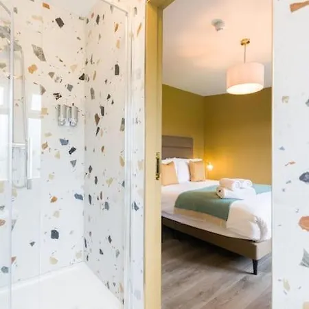 Luxury Eleven Bedroom House Sleeps 23 5-10 Mins Walk From Town Centre Дом отдыха Килларни