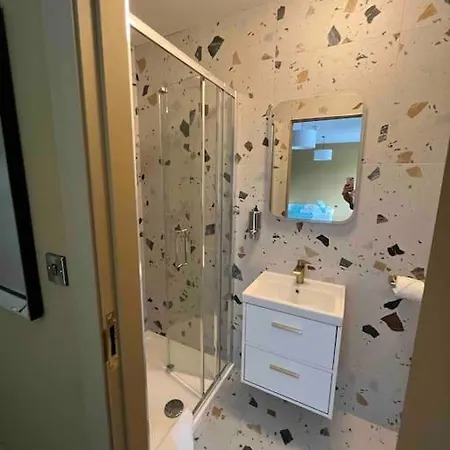 Luxury Eleven Bedroom House Sleeps 23 5-10 Mins Walk From Town Centre Дом отдыха