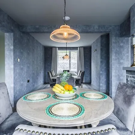 Дом отдыха Luxury Eleven Bedroom House Sleeps 23 5-10 Mins Walk From Town Centre *