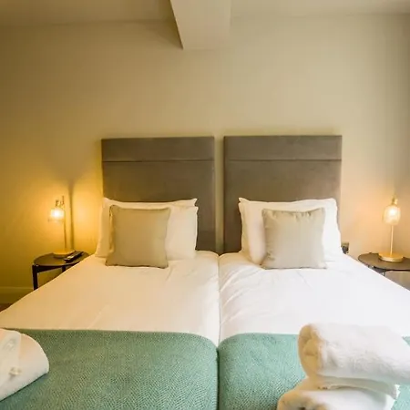 Luxury Eleven Bedroom House Sleeps 23 5-10 Mins Walk From Town Centre *