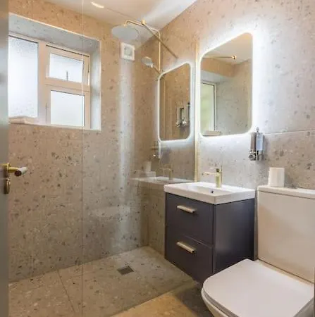 Luxury Eleven Bedroom House Sleeps 23 5-10 Mins Walk From Town Centre 別荘