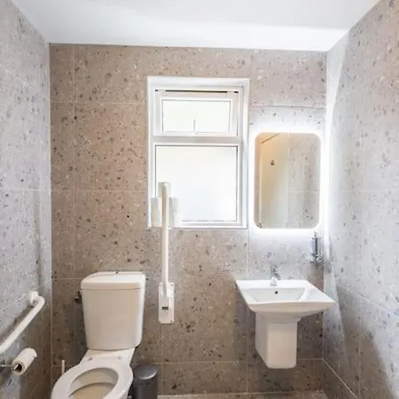 Hébergement de vacances Luxury Eleven Bedroom House Sleeps 23 5-10 Mins Walk From Town Centre *