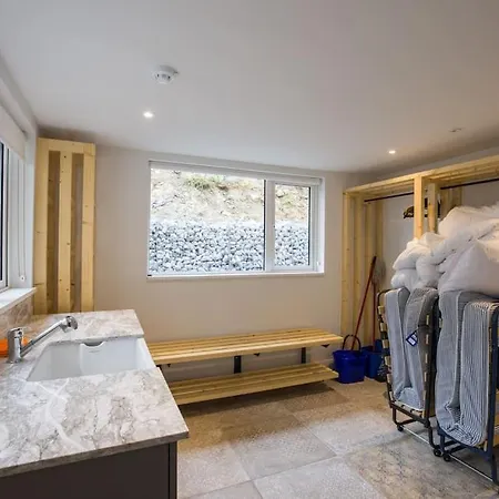 Luxury Eleven Bedroom House Sleeps 23 5-10 Mins Walk From Town Centre Дом отдыха