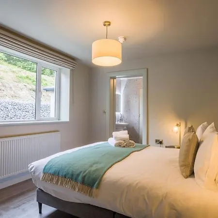 Дом отдыха Luxury Eleven Bedroom House Sleeps 23 5-10 Mins Walk From Town Centre