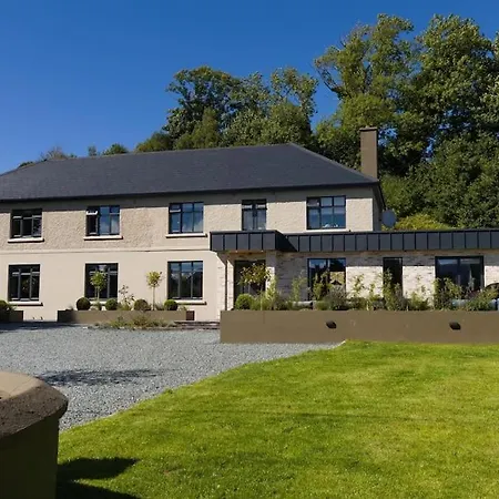 Luxury Eleven Bedroom House Sleeps 23 5-10 Mins Walk From Town Centre *