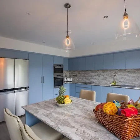 Дом отдыха Luxury Eleven Bedroom House Sleeps 23 5-10 Mins Walk From Town Centre *