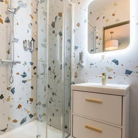 Luxury Eleven Bedroom House Sleeps 23 5-10 Mins Walk From Town Centre Hébergement de vacances Killarney