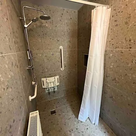 Luxury Eleven Bedroom House Sleeps 23 5-10 Mins Walk From Town Centre Дом отдыха *