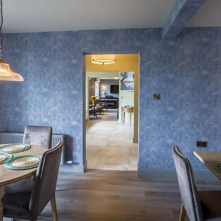 Luxury Eleven Bedroom House Sleeps 23 5-10 Mins Walk From Town Centre Hébergement de vacances Killarney