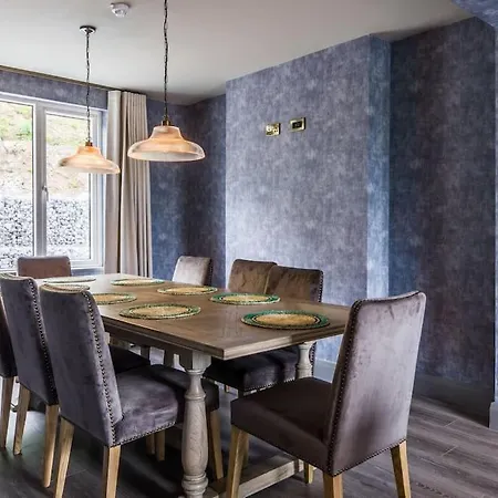 Дом отдыха Luxury Eleven Bedroom House Sleeps 23 5-10 Mins Walk From Town Centre Килларни