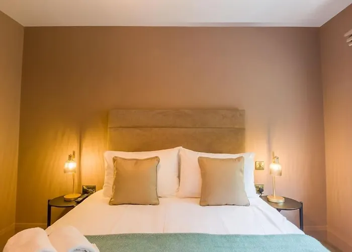 Luxury Eleven Bedroom House Sleeps 23 5-10 Mins Walk From Town Centre Дом отдыха *