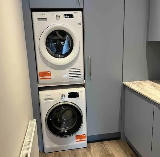 Дом отдыха Luxury Eleven Bedroom House Sleeps 23 5-10 Mins Walk From Town Centre *