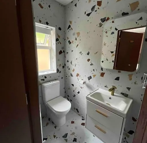 Luxury Eleven Bedroom House Sleeps 23 5-10 Mins Walk From Town Centre Килларни