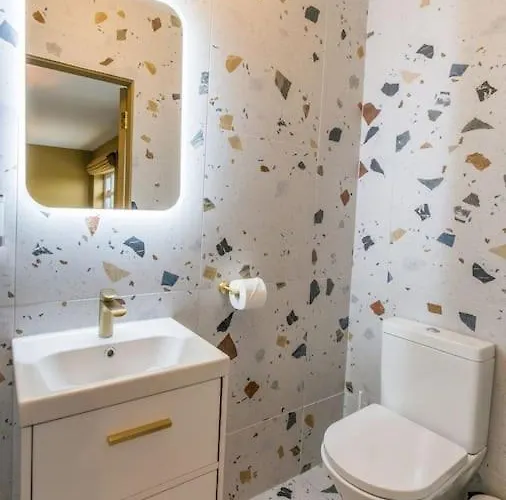 Дом отдыха Luxury Eleven Bedroom House Sleeps 23 5-10 Mins Walk From Town Centre *