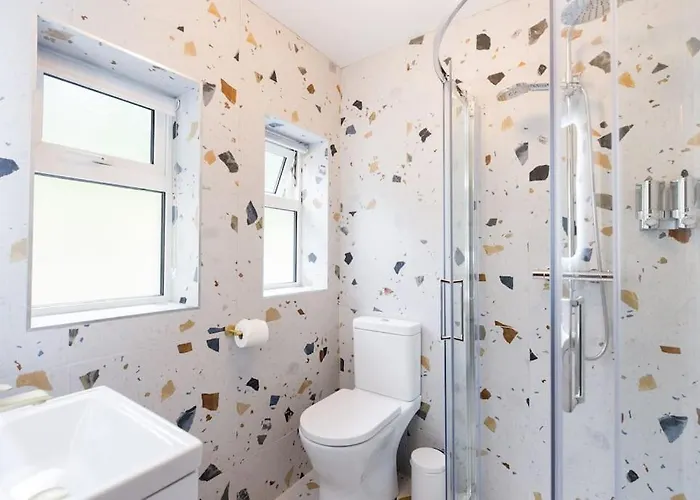 Дом отдыха Luxury Eleven Bedroom House Sleeps 23 5-10 Mins Walk From Town Centre *