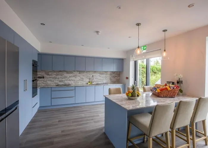 Luxury Eleven Bedroom House Sleeps 23 5-10 Mins Walk From Town Centre Килларни