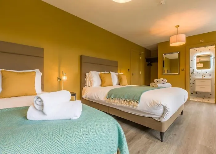 度假居 Luxury Eleven Bedroom House Sleeps 23 5-10 Mins Walk From Town Centre 基拉尼