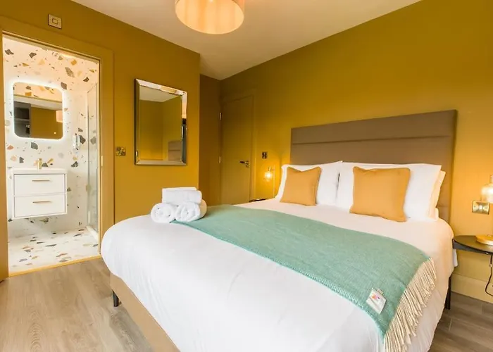 Luxury Eleven Bedroom House Sleeps 23 5-10 Mins Walk From Town Centre 別荘 *