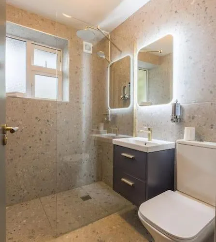 Luxury Eleven Bedroom House Sleeps 23 5-10 Mins Walk From Town Centre Дом отдыха