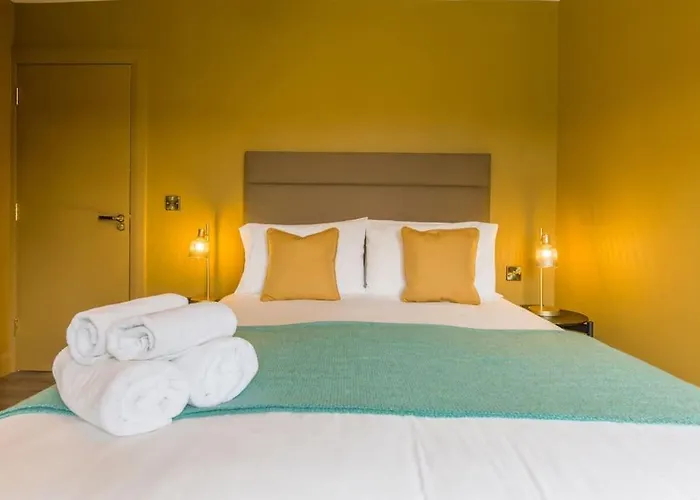 度假居 Luxury Eleven Bedroom House Sleeps 23 5-10 Mins Walk From Town Centre