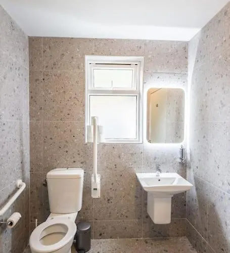 度假居 Luxury Eleven Bedroom House Sleeps 23 5-10 Mins Walk From Town Centre *