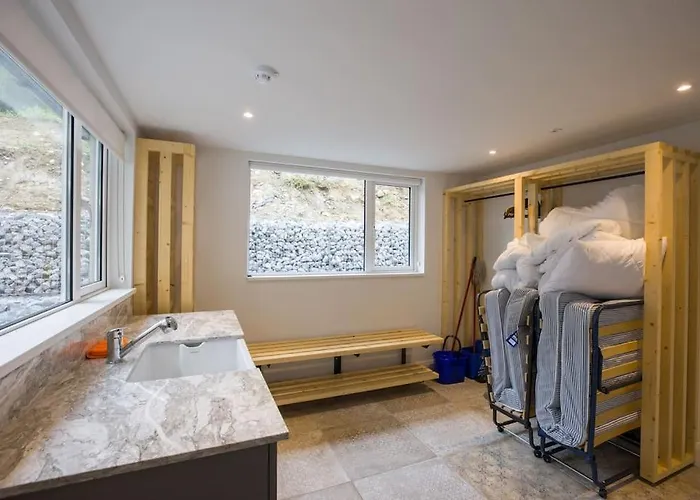 Luxury Eleven Bedroom House Sleeps 23 5-10 Mins Walk From Town Centre 度假居