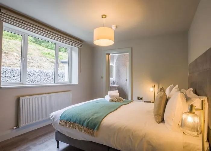 Дом отдыха Luxury Eleven Bedroom House Sleeps 23 5-10 Mins Walk From Town Centre